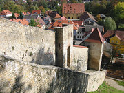 Blick von der Burg, im Hintergrund der gräfliche Bauhof.