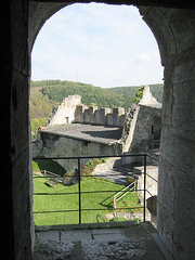 Blick aus dem Bergfried auf den Palas und die Kapellenräume